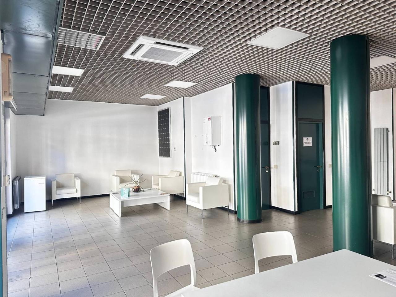 Locale commerciale in , Novara, {3} - Foto 1