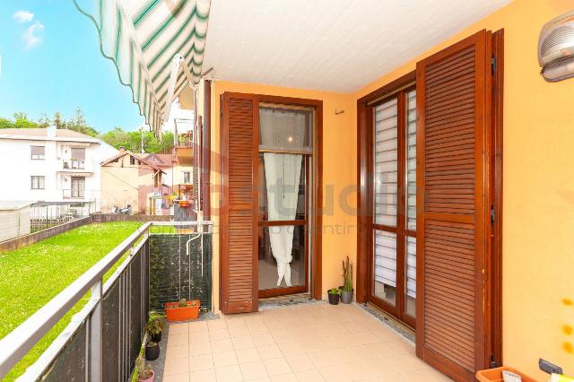 3-room flat in Via Ugo Foscolo, Tradate - Photo 1