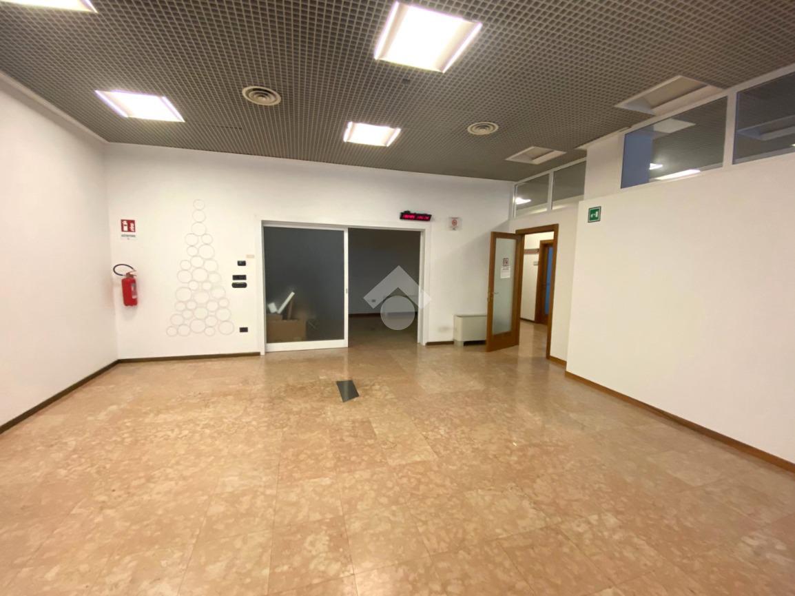 Negozio in Via Monte Santo 9, Selvazzano Dentro, {3} - Foto 2
