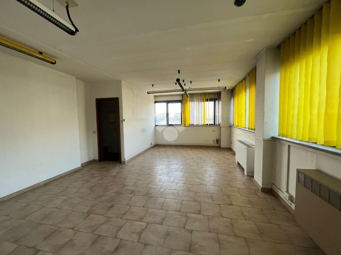 Ufficio in Via Alessandro Volta 22, Corsico, {3} - Foto 1