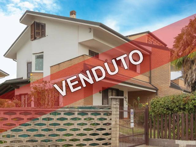 Villa in Via Tagliamento 281, Caronno Pertusella - Foto 1