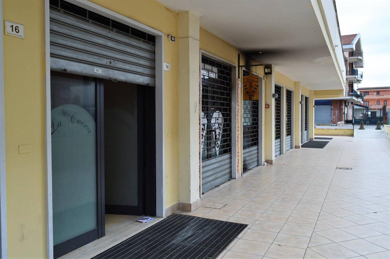 Negozio in Via Gran Bretagna, Santa Maria Capua Vetere, {3} - Foto 1