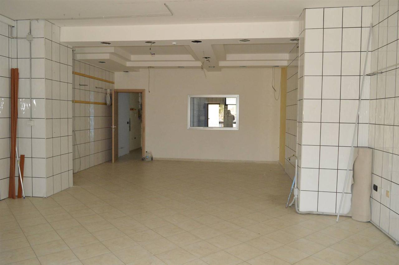 Negozio in Via Generoso Iodice, Santa Maria Capua Vetere, {3} - Foto 2