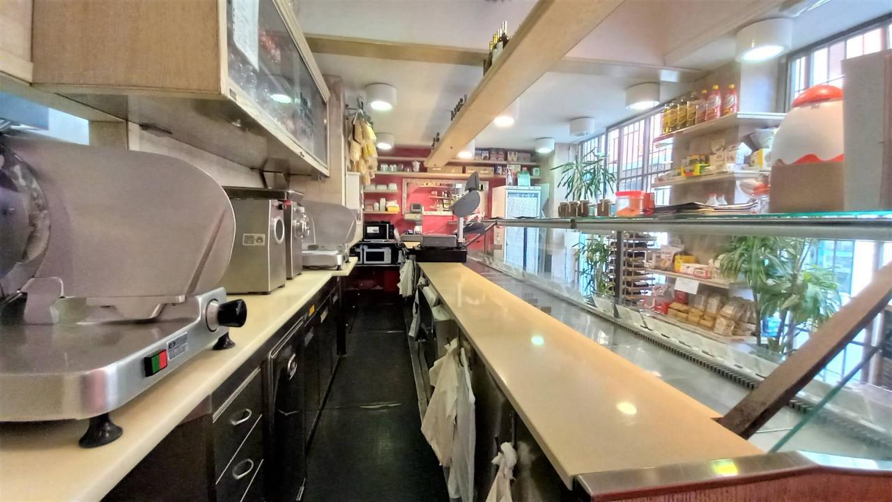 Esercizio commerciale in Via Garibaldi, Pietra Ligure, {3} - Foto 2