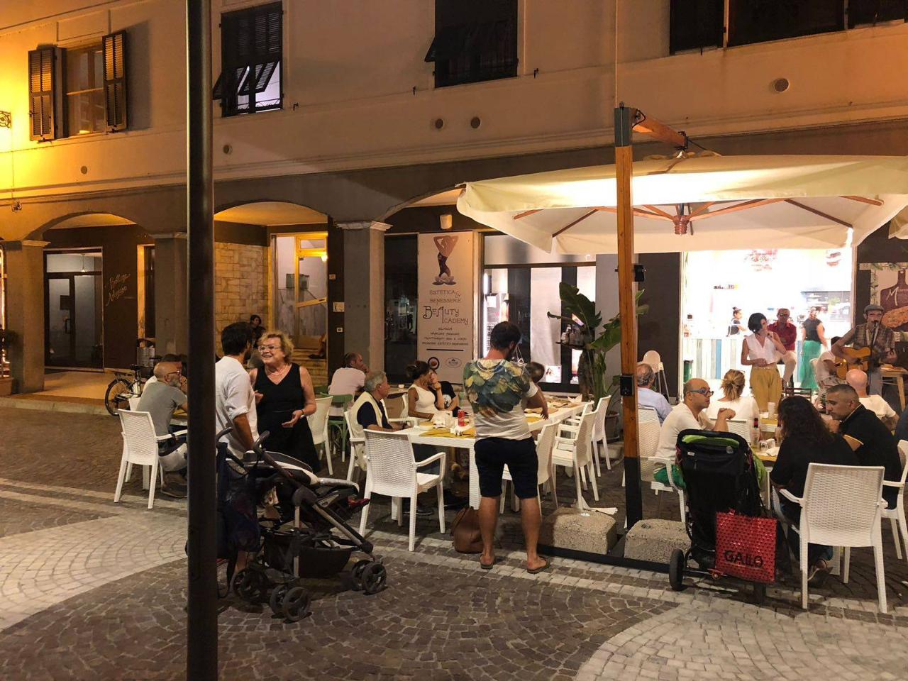 Pizzeria in Piazza Vittorio Emanuele, Pietra Ligure, {3} - Foto 2