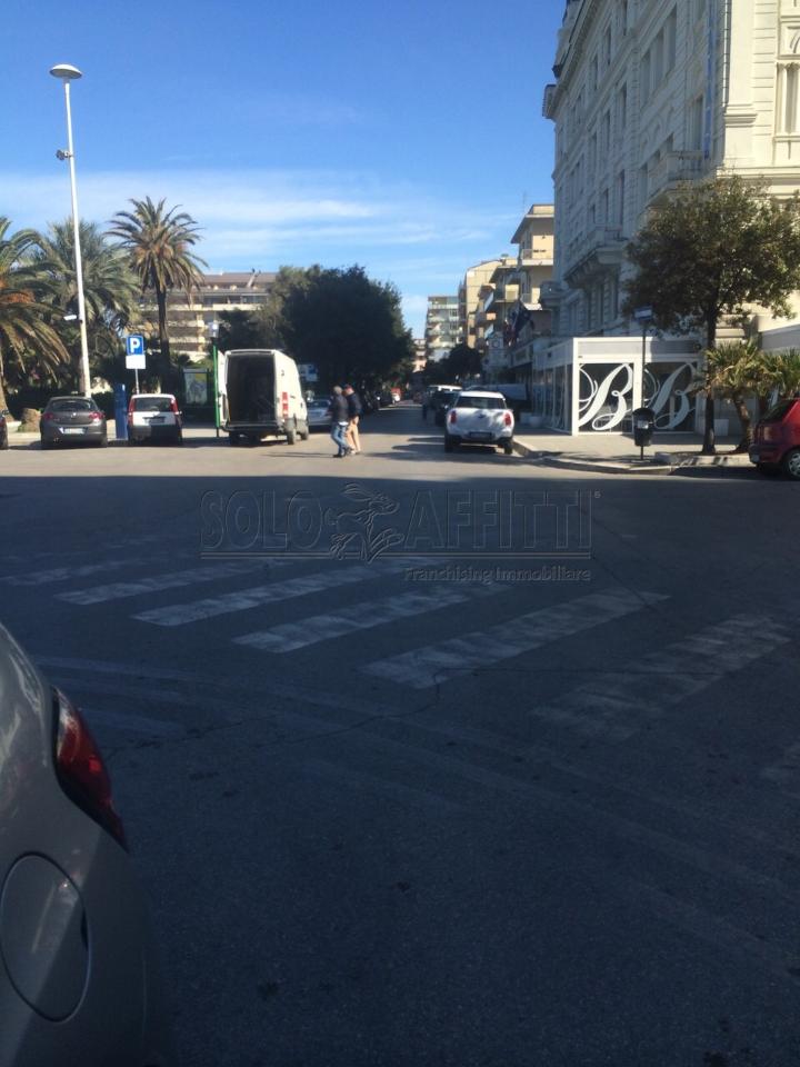Negozio in Piazza Primo Maggio, Pescara, {3} - Foto 2