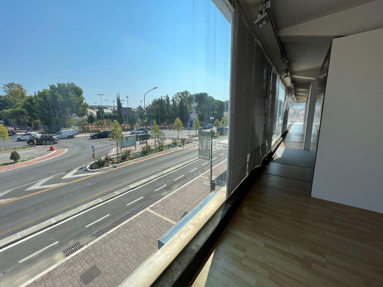 Negozio in Viale Guglielmo Marconi, Pescara, {3} - Foto 2