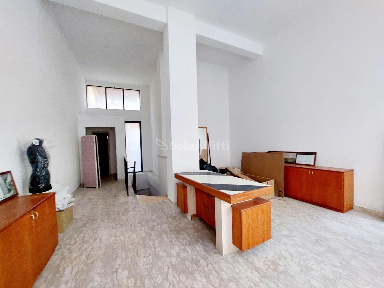 Negozio in Via Trieste 18, Civitavecchia, {3} - Foto 1