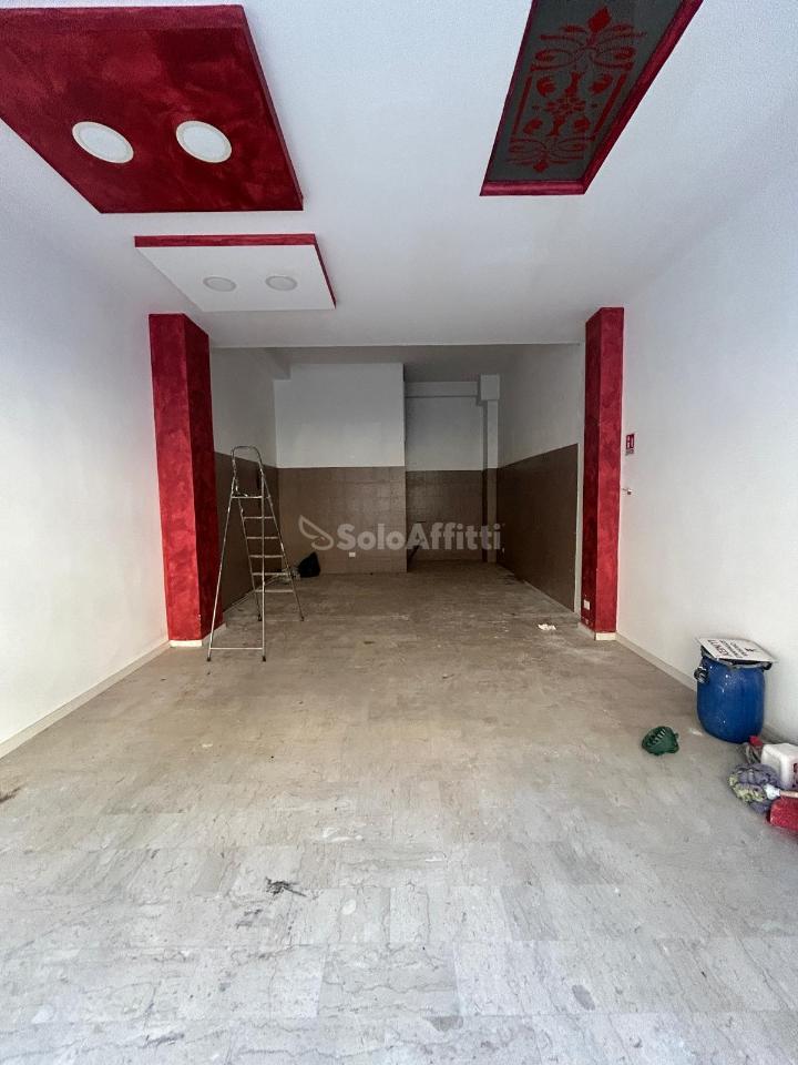 Negozio in Via Gabriele Amico Valenti 98, Caltanissetta, {3} - Foto 1