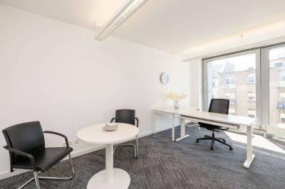 Shared office in Via Benigno Crespi 19, Milano - Photo 1