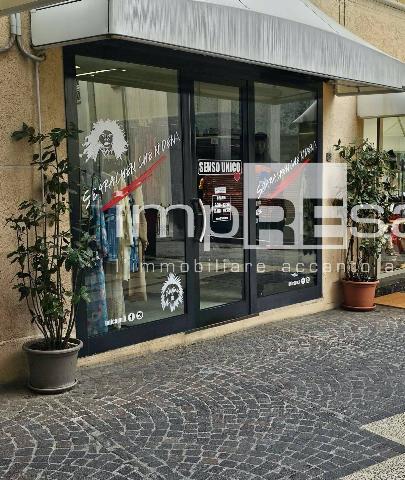 Shop in Via Cesare Battisti 5/B, Pordenone - Photo 1