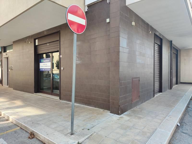 Negozio in Via Giovanni Papini 4, Bitetto, {3} - Foto 1