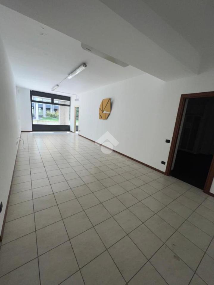 Negozio in Piazza Salvo d'Acquisto, Trescore Balneario, {3} - Foto 2