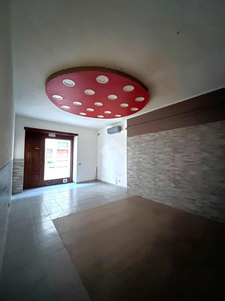 Negozio in Piazza della Liberta, Bagnatica, {3} - Foto 2