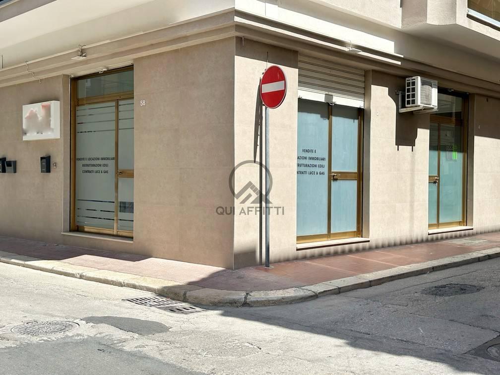 Negozio in Via Francesco Petrarca, Andria, {3} - Foto 1