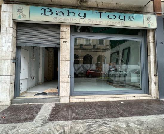 Negozio in Viale Venezia Giulia S.N.C, Andria, {3} - Foto 1