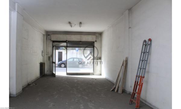 Negozio in Viale Venezia Giulia S.N.C, Andria, {3} - Foto 1