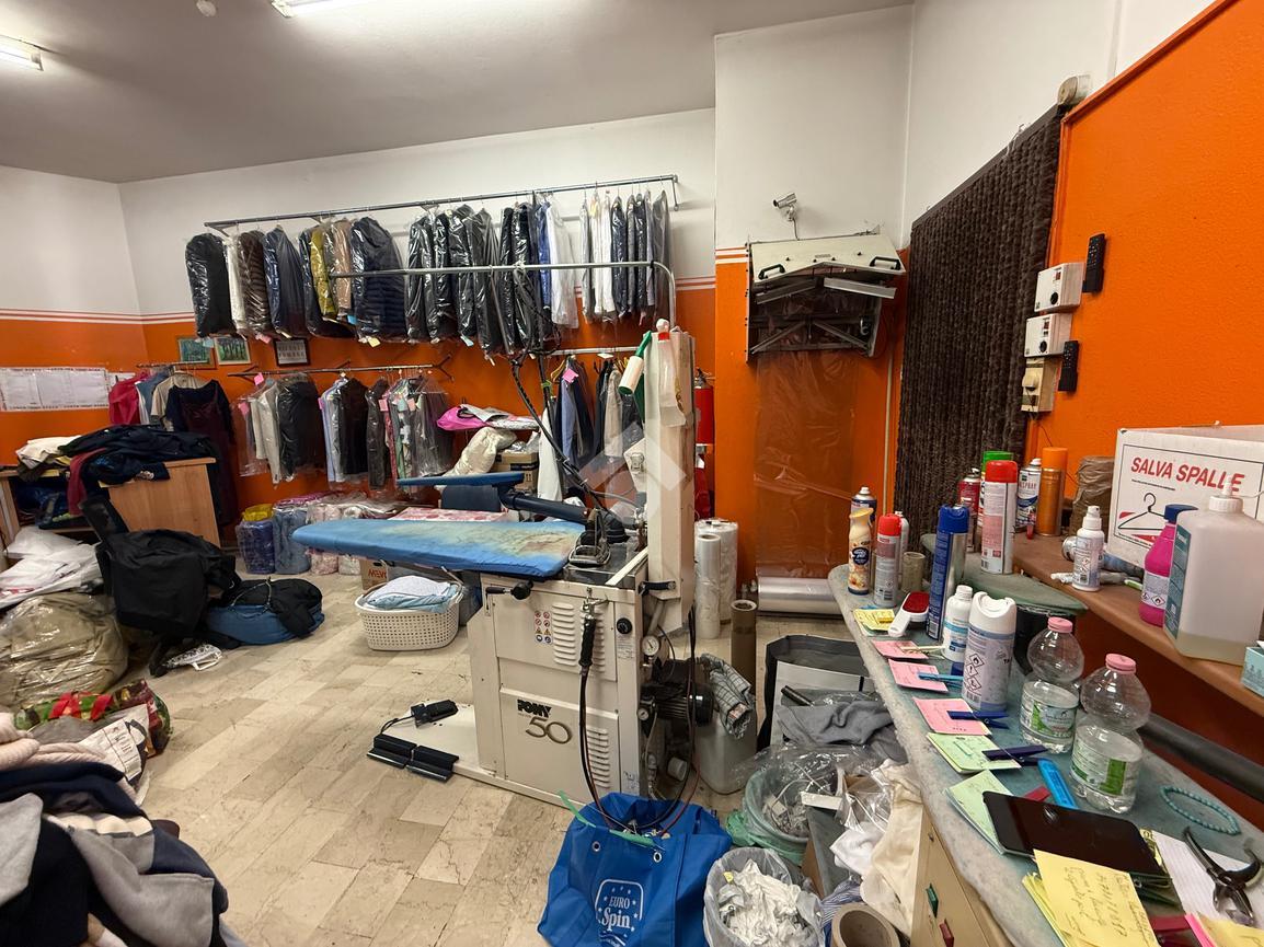Negozio in Via Vittorio Veneto 1, Cologno Al Serio, {3} - Foto 2