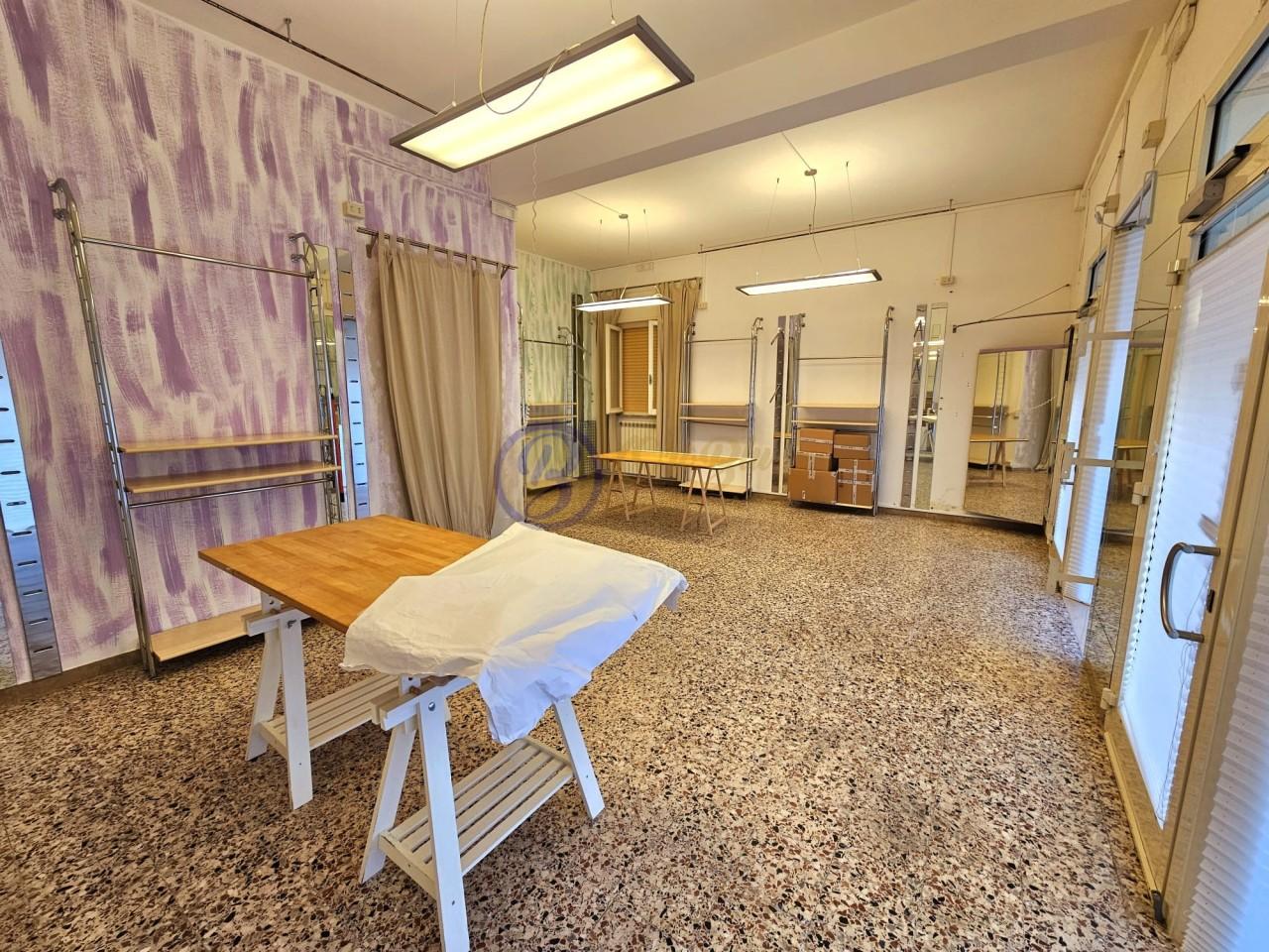 Palazzina commerciale in , Camaiore, {3} - Foto 1
