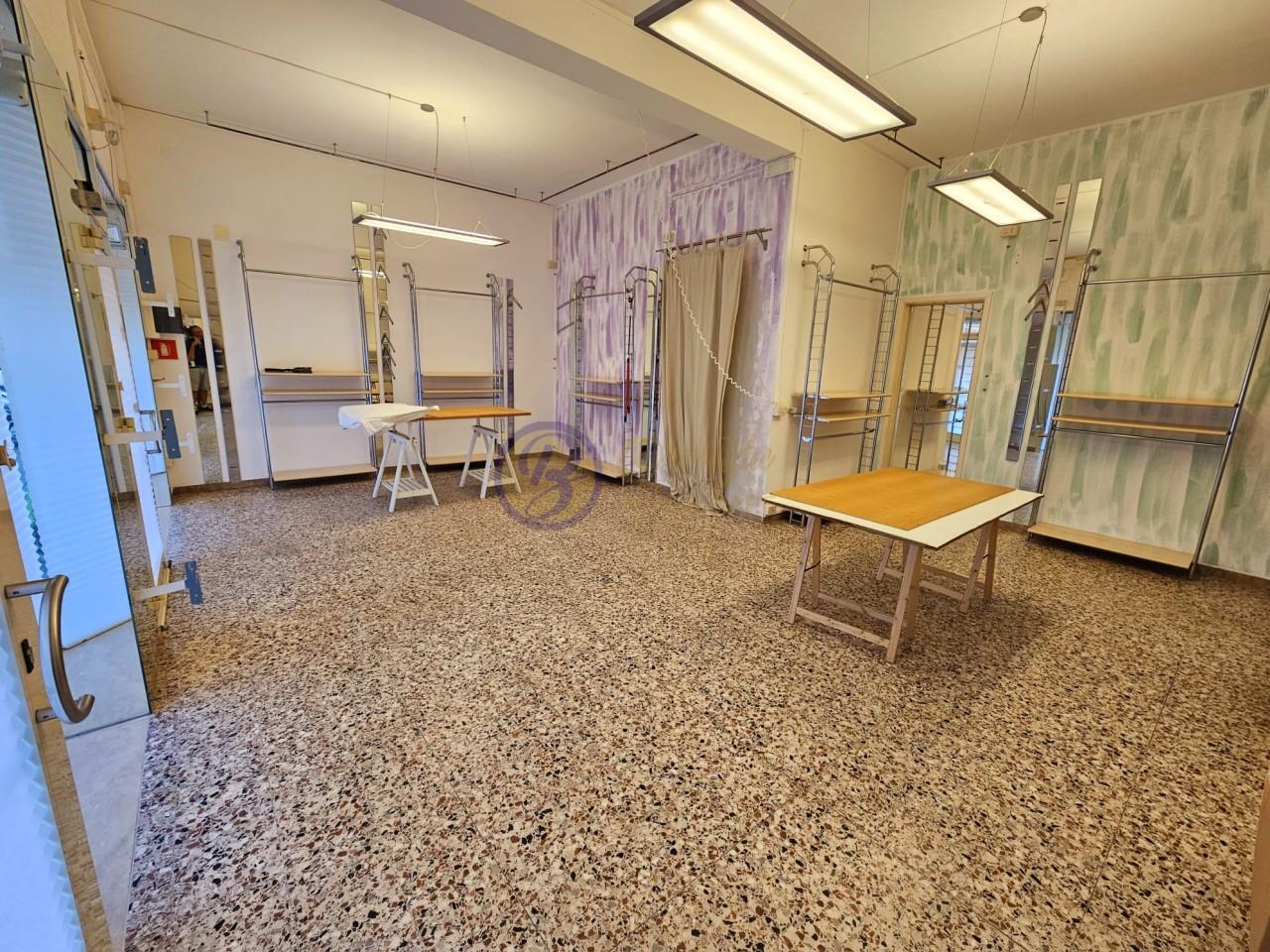 Palazzina commerciale in , Camaiore, {3} - Foto 2