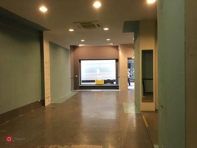 Negozio in Via Cavour 128, Arona - Foto 1