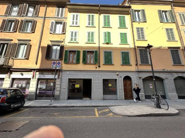 Negozio in Via Gianbattista Moroni 150, Bergamo - Foto 1