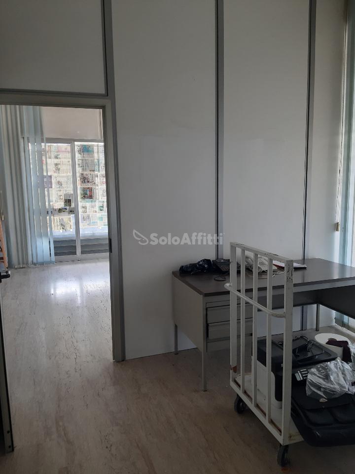 Negozio in Via Umbria 6140, Carpi, {3} - Foto 1
