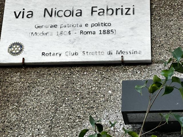 Negozio in Via Nicola Fabrizi 61, Messina - Foto 1