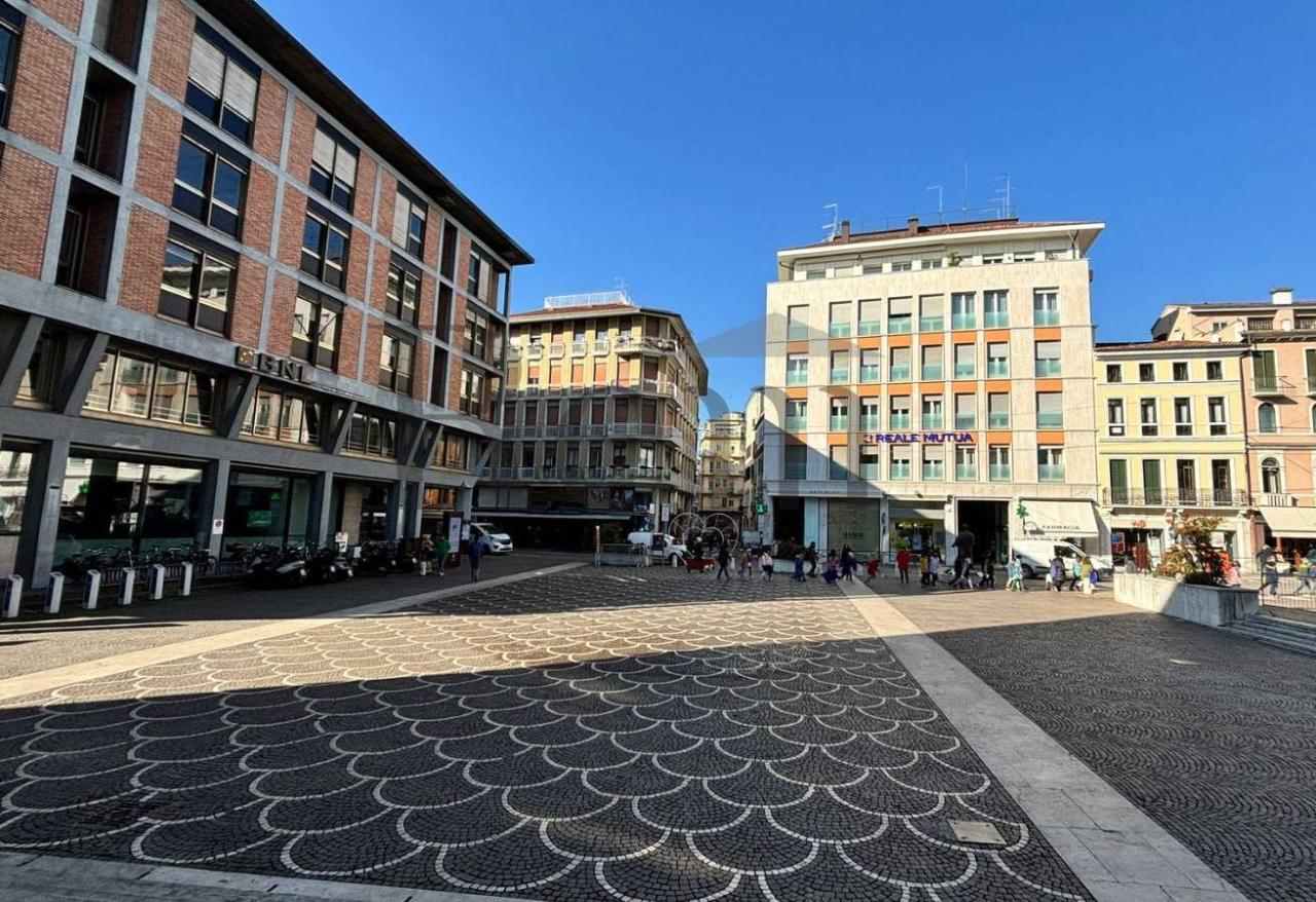 Negozio in Piazza della Borsa 1, Treviso, {3} - Foto 1
