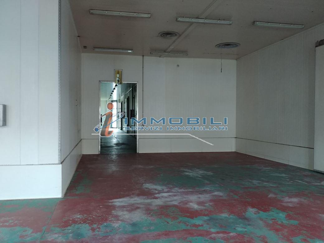 Magazzino in Via Primo Maggio, Bussero - Foto 1