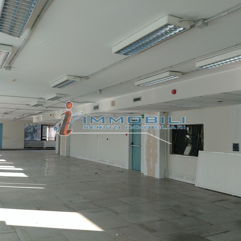 Esercizio commerciale in Via Circonvallazione, Segrate, {3} - Foto 2