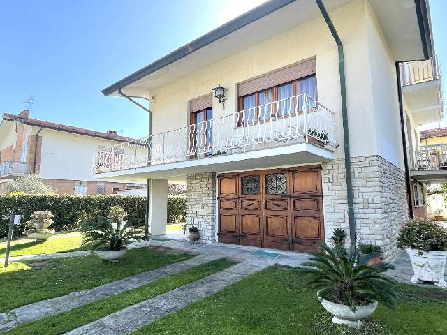 Villa in Via Francesco Cilea 9, Camaiore - Foto 1