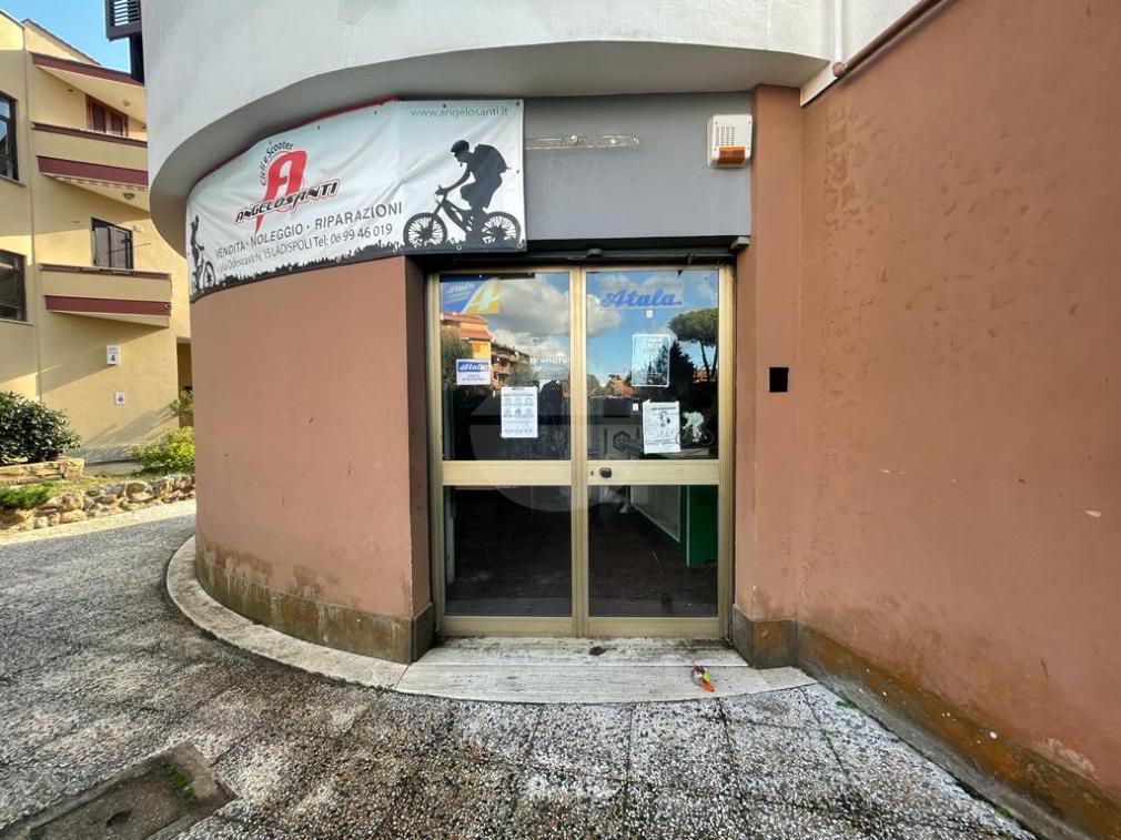 Negozio in Locale-Commerciale-, Ladispoli, {3} - Foto 1