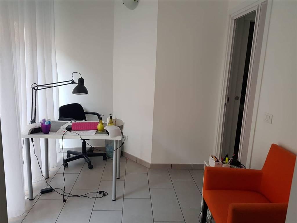 Negozio in Via Cavour 9, Bernareggio - Foto 1