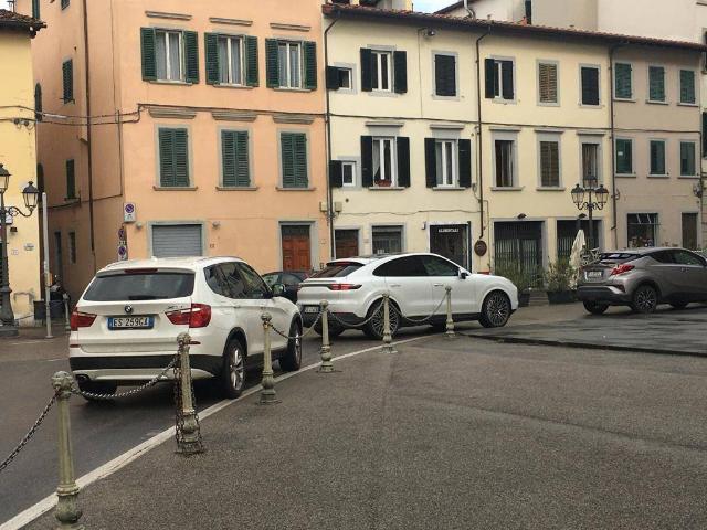 Shop in Piazza San Domenico, Prato - Photo 1