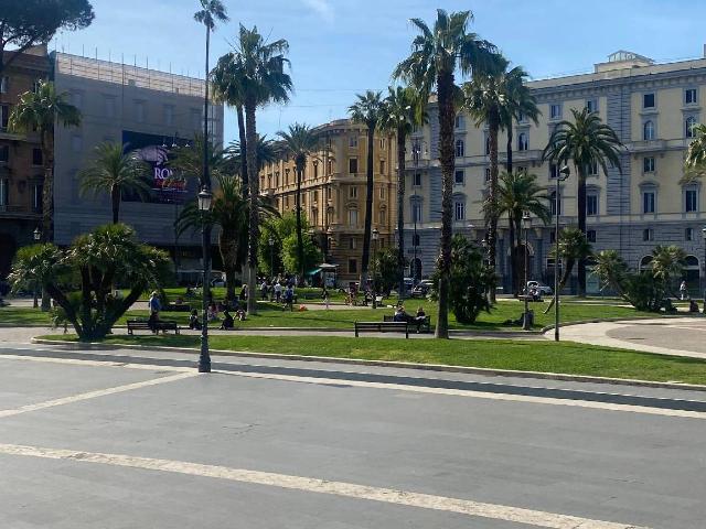 Shared office in Piazza Camillo Benso di Cavour, Roma - Photo 1