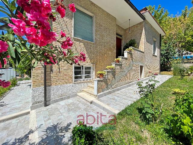 Detached house in {3}, Via Cesare Battisti 27 - Photo 1