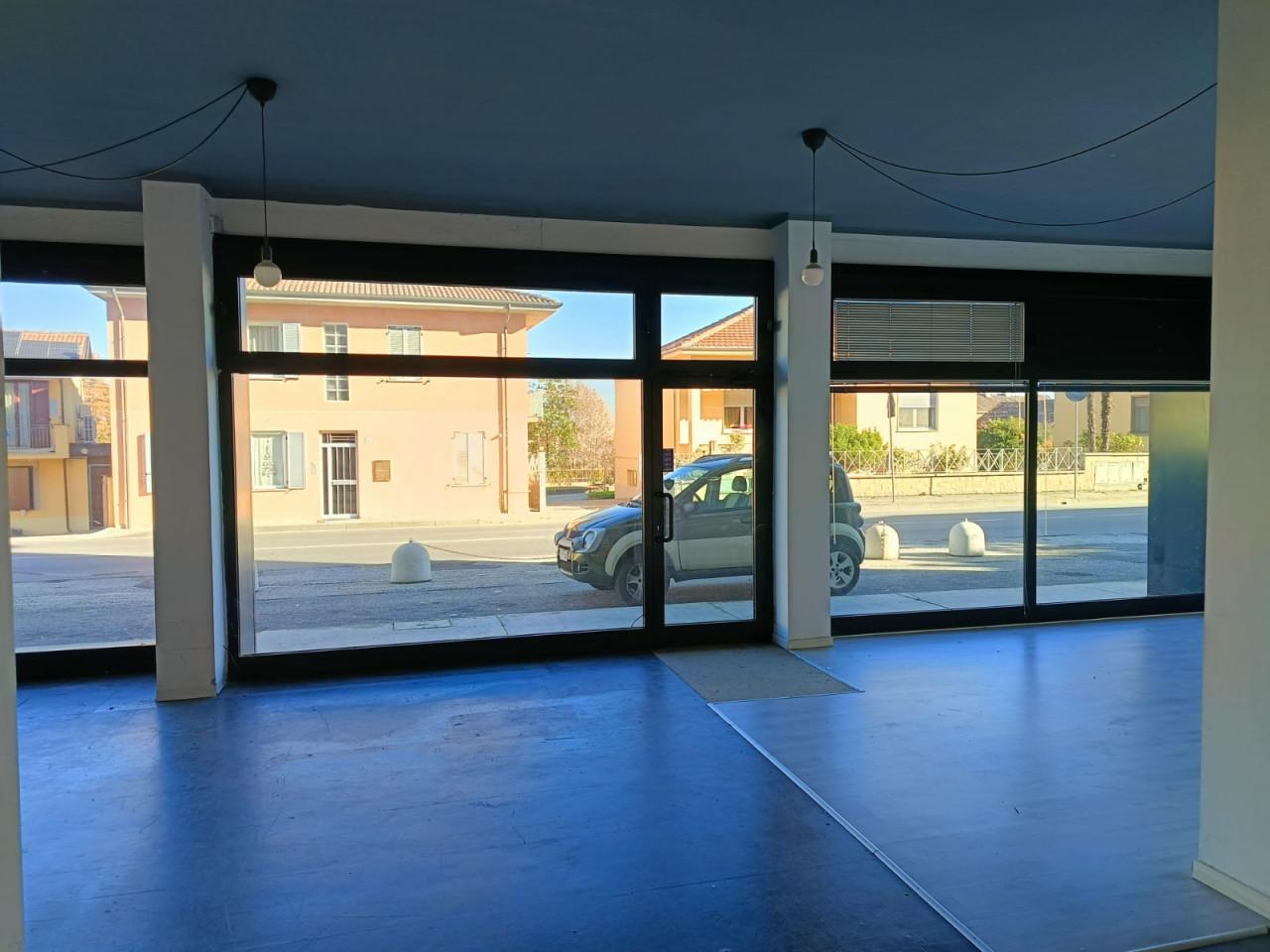 Negozio in Strada Alessandria 171, Casale Monferrato, {3} - Foto 1