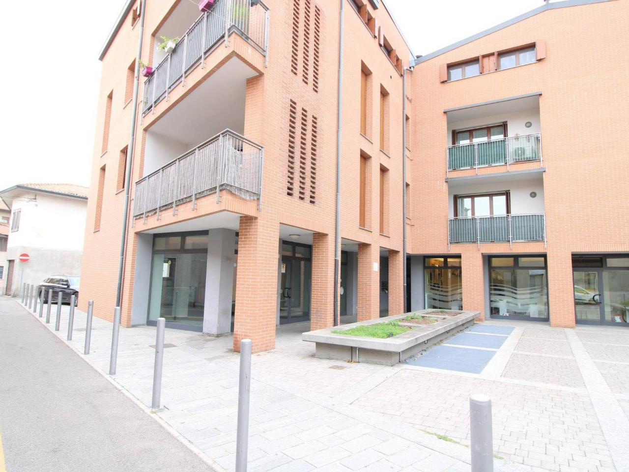 Negozio in Piazza Giuseppe Mazzini, San Giorgio Su Legnano, {3} - Foto 1