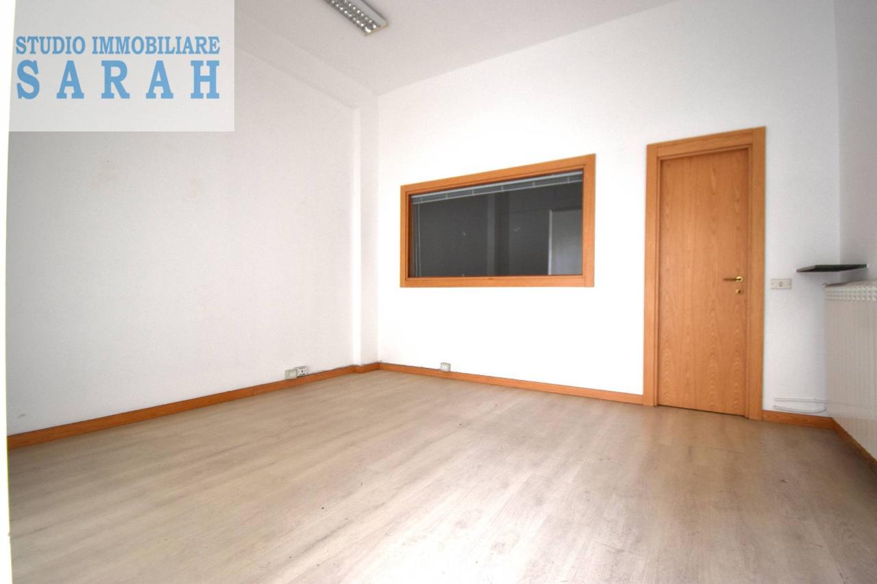 Esercizio commerciale in Via Foscolo 19, Viareggio, {3} - Foto 1