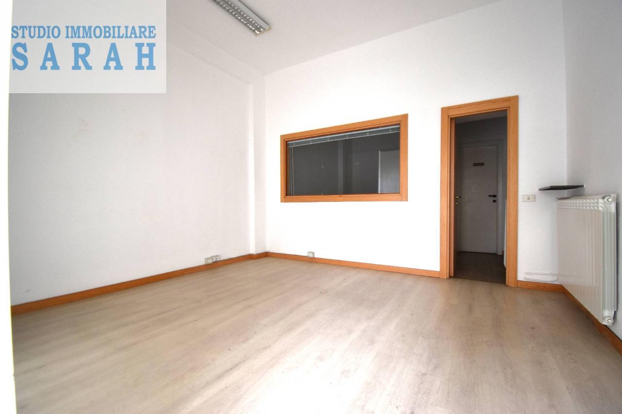 Esercizio commerciale in Via Foscolo 19, Viareggio, {3} - Foto 1
