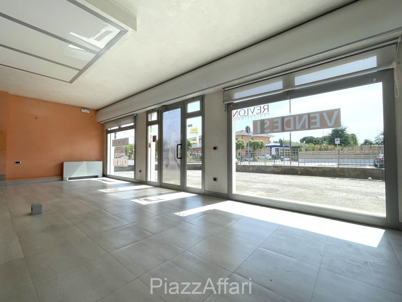 Negozio in Via IV Novembre, Piove Di Sacco, {3} - Foto 2