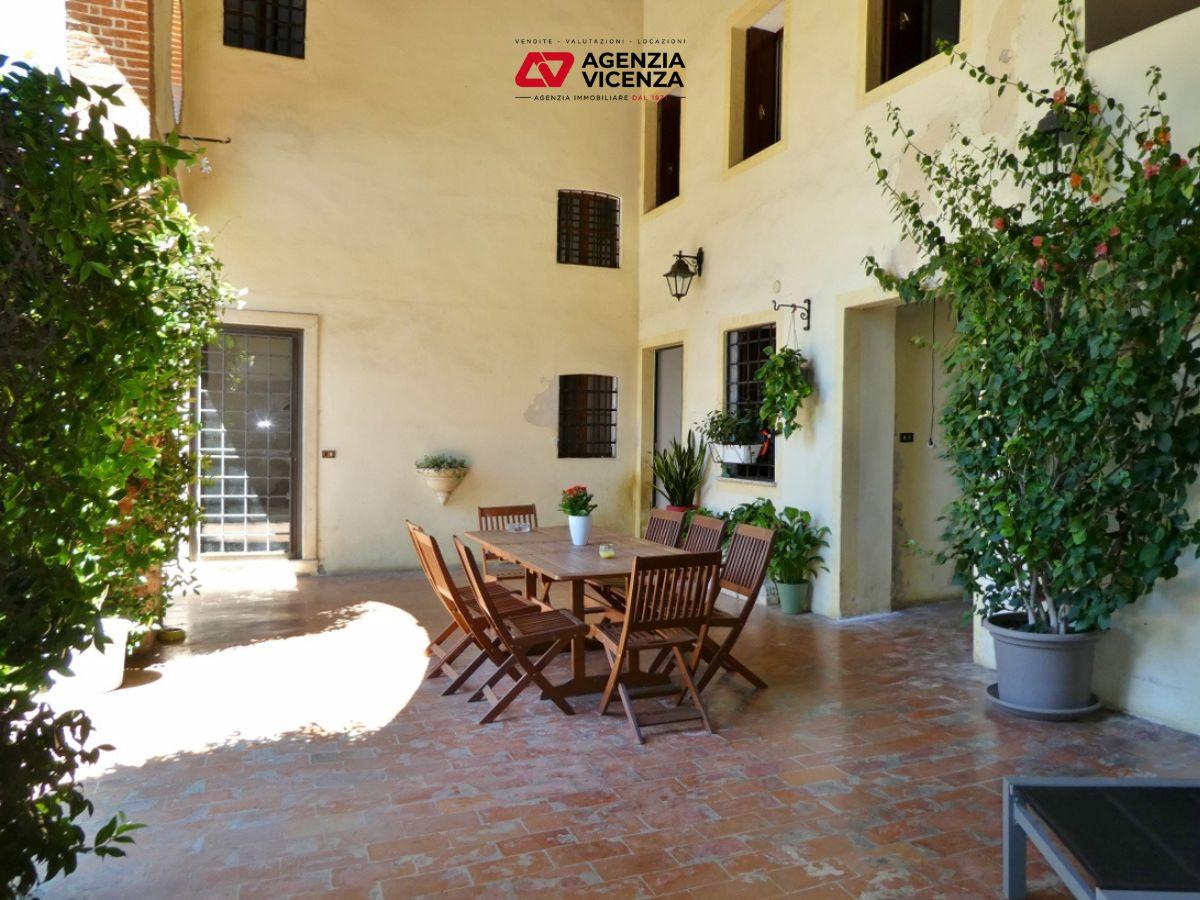 villa in vendita a Vicenza in zona Maddalene