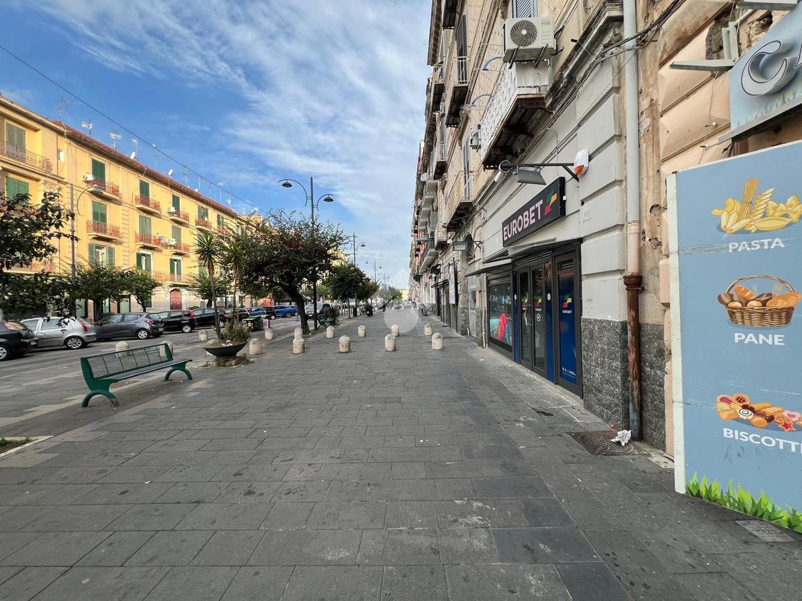 Negozio in Viale Margherita 13, Napoli, {3} - Foto 2