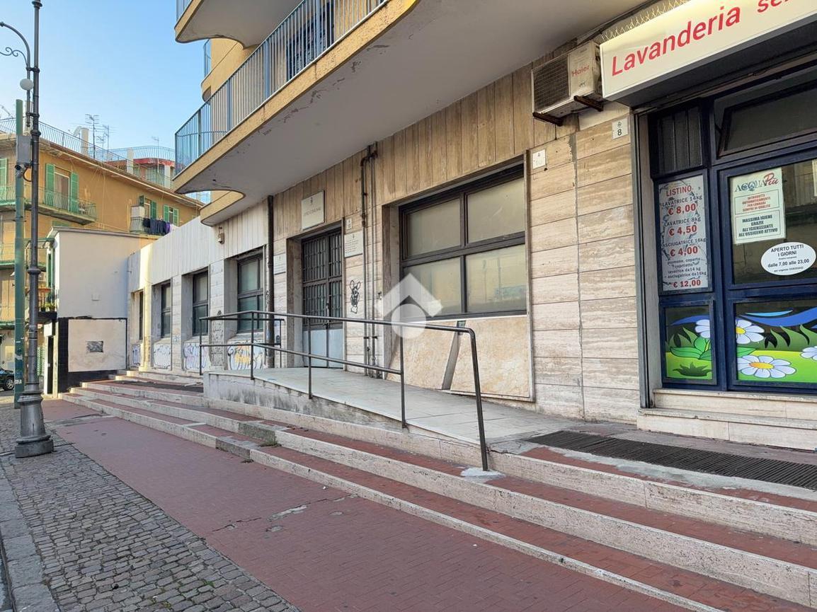 Negozio in Via Lanzara 10, San Giorgio A Cremano, {3} - Foto 2