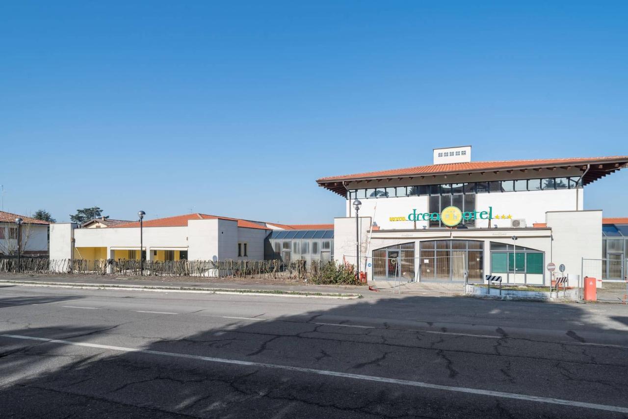 Palazzina commerciale in Via per Casteggio 37, Montebello Della Battaglia, {3} - Foto 1