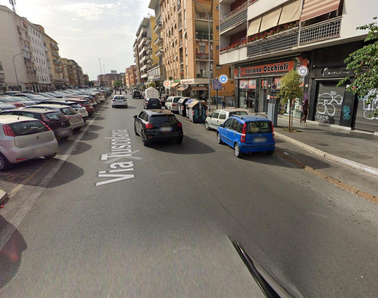 Locale commerciale in Via Tuscolana, Roma Rm, Italia Sp06-705, Roma, {3} - Foto 1