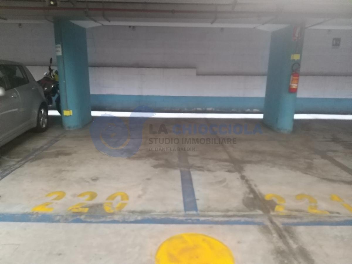 Parcheggio chiuso in affitto a Bologna