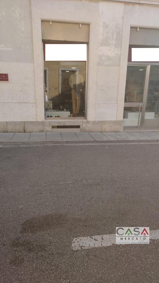 Negozio in Piazza Italia, Maniago, {3} - Foto 2