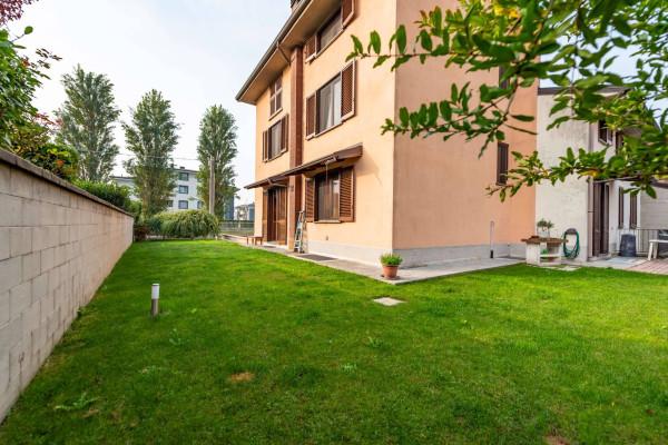 Villa bifamiliare in vendita a Caronno Pertusella